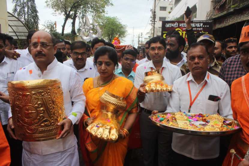 घटस्थापनेची मुख्य महापूजा प्रमुख जिल्हा न्यायाधीश श्रीचंद दौलतराम जगमलानी यांच्या हस्ते सपत्नीक करण्यात आली.