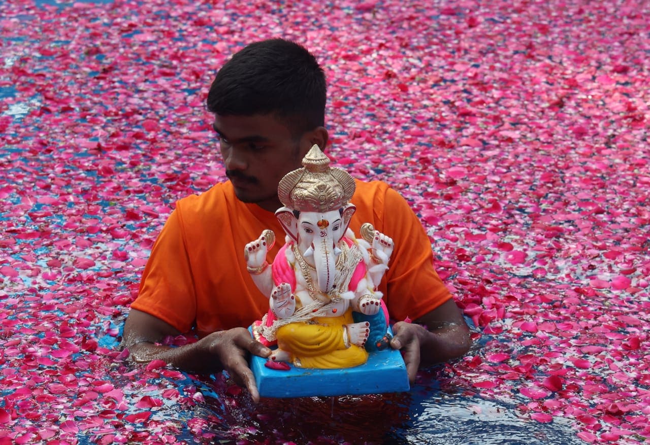 गणपतीची षोडशोपचार पूजा करावी. गणपतीला आवडीचा मोदक, लाडू, मिठाई यांचा नैवेद्य दाखवावा. (फोटो: अमित चक्रवर्ती)