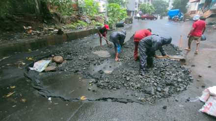 4 crore sanctioned in 2014 road Khambalpada Bhoirwadi Residents travel through pit in dombivali