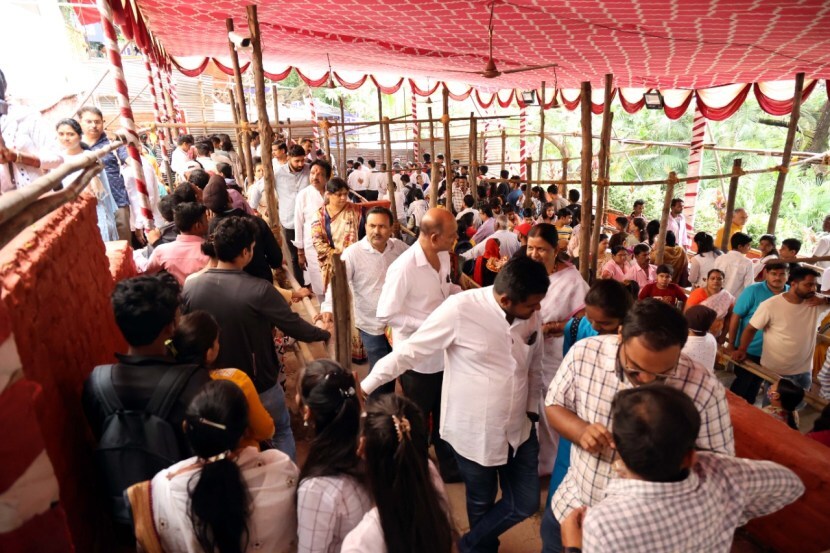 यावर्षी पासून देवस्थान ट्रस्टची भाविकांनी ऑनलाईन दर्शन पासची व्यवस्था केलेली आहे. तसेच मंदिर परिसरात देखील ऑफलाईन दर्शन पासेस वितरणासाठी तीन काऊंटरची व्यवस्था करण्यात आलेली आहे. (फोटो - ओश्वीन कढाओ / इंडियन एक्सप्रेस)