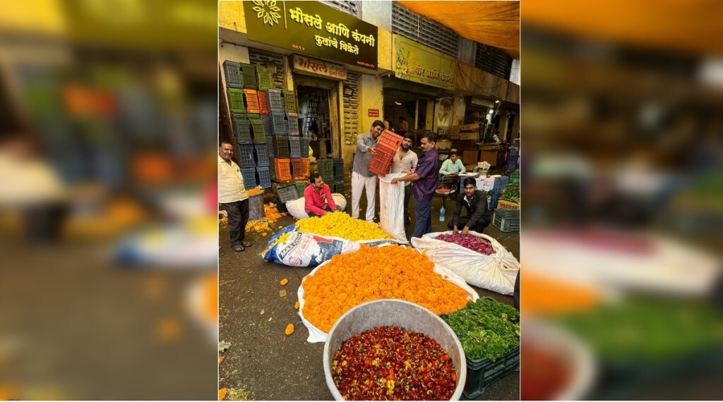 नवरात्रोत्सवासाठी फूल बाजार बहरला; पावसामुळे फुलांच्या प्रतवारीवर परिणाम