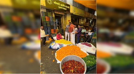 नवरात्रोत्सवासाठी फूल बाजार बहरला