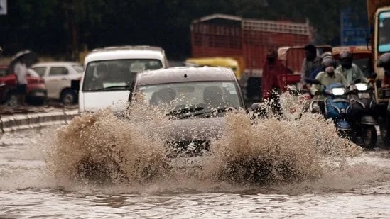 कर्नाटकची राजधानी बंगळुरुमध्ये सतत होत असलेल्या पावसामुळं कोरमंगलासह इतर परिसरात पाणी साचलं आहे.