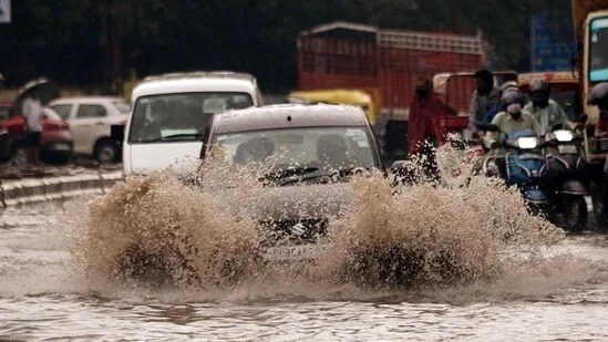 कर्नाटकची राजधानी बंगळुरुमध्ये सतत होत असलेल्या पावसामुळं कोरमंगलासह इतर परिसरात पाणी साचलं आहे.