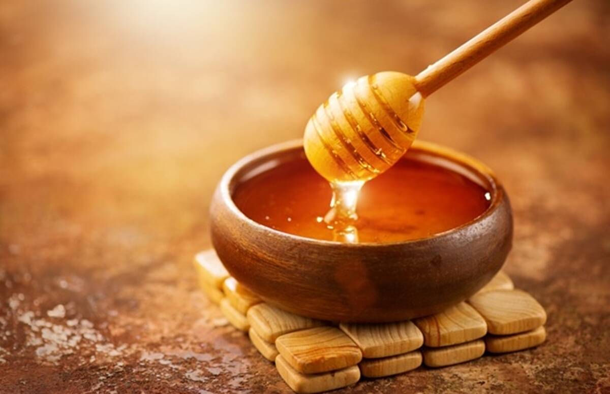 असं मानलं जातं की झोपण्यापूर्वी एक चमचा मध खाल्ल्याने वजन कमी होण्यास मदत होते.