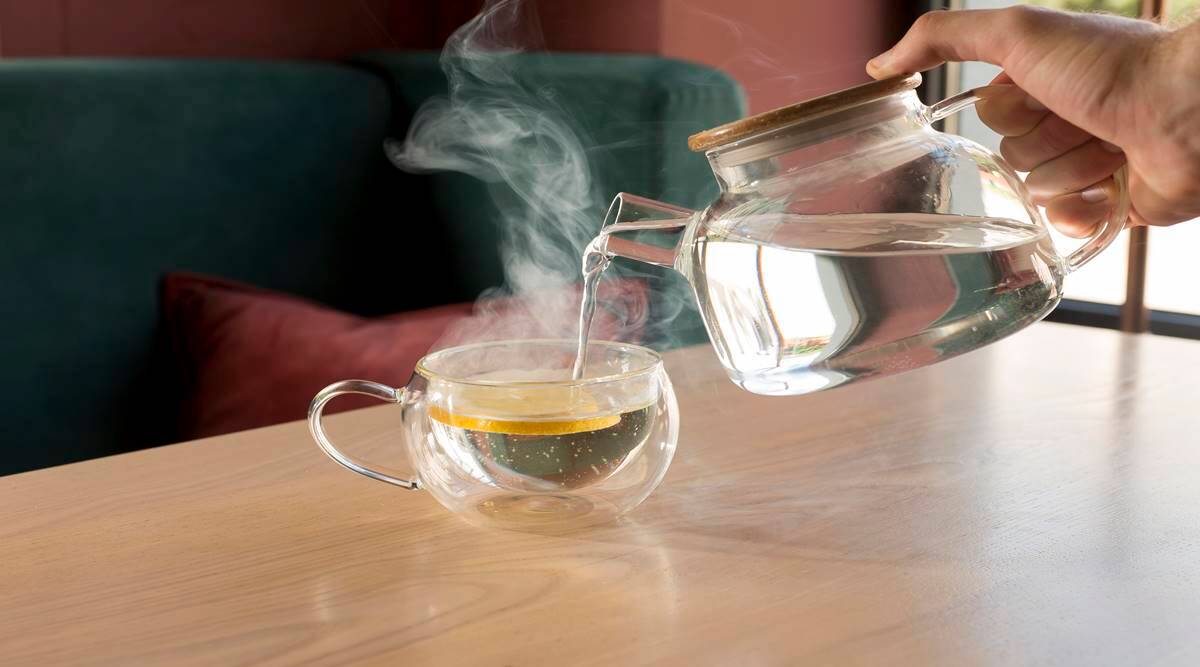 Health Tips: तुम्ही गरम पाणी अशाप्रकारे पिता का? वाढू शकतो किडनी आणि मेंदूच्या समस्यांचा धोका, वेळीच सावध व्हा