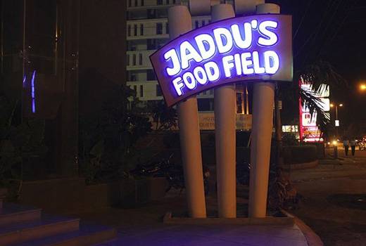 टीम इंडियाचा उत्साही अष्टपैलू खेळाडू रवींद्र जडेजा याने १२ डिसेंबर २०१२ रोजी राजकोटमध्ये 'जड्डूचे फूड फील्ड' नावाचे रेस्टॉरंट उघडले.