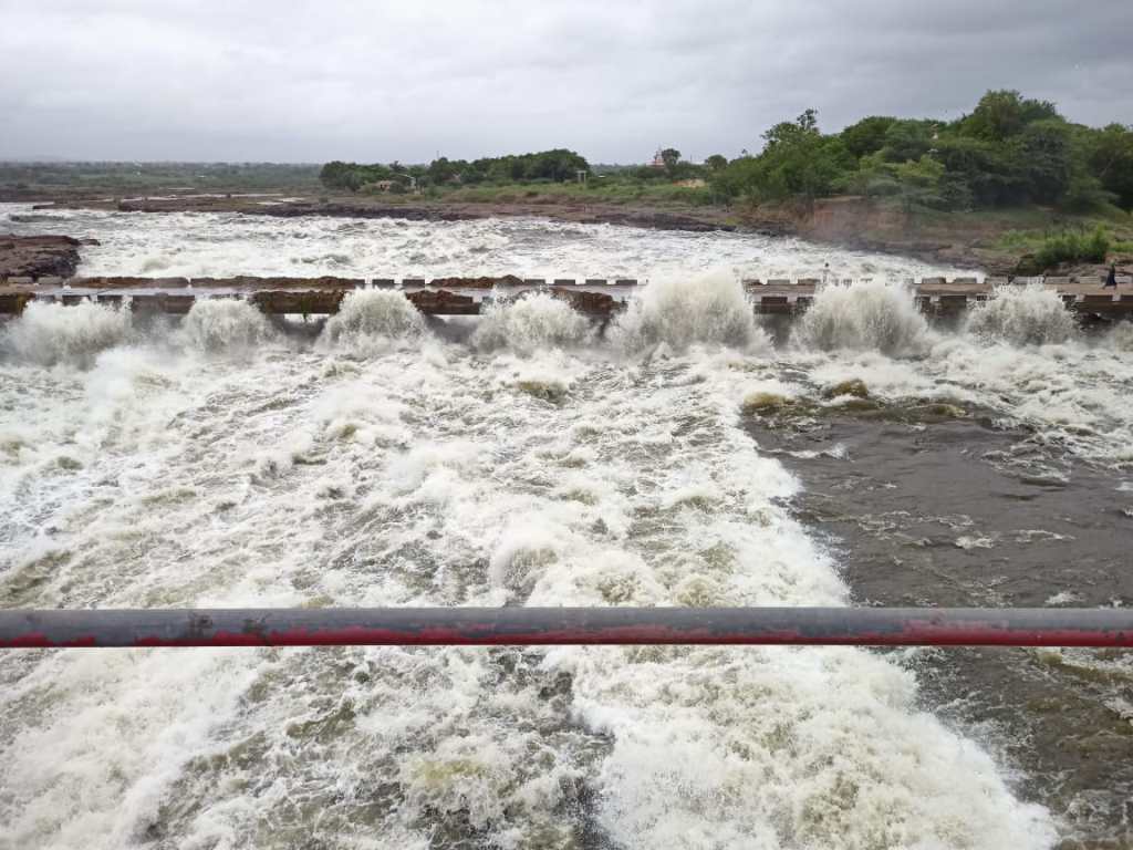 record discharge of 104 TMC water during the peak season in jayakwadi dam nashik tmb 01