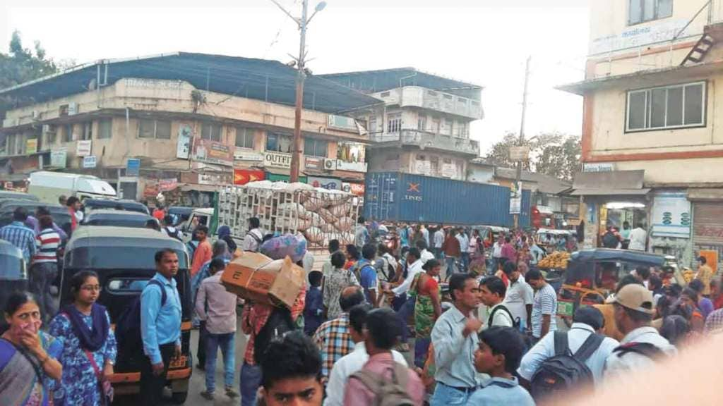 वाहतूक कोंडीने डहाणूकर त्रस्त ; बेशिस्त पार्किंगमुळे समस्या