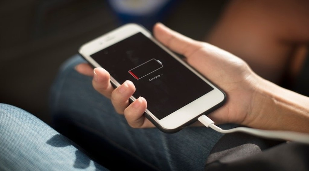 फोन चार्ज करण्यासाठीचा ८०-२० नियम काय आहे? बॅटरी लाईफ वाढवण्यासाठी लगेच जाणून घ्या