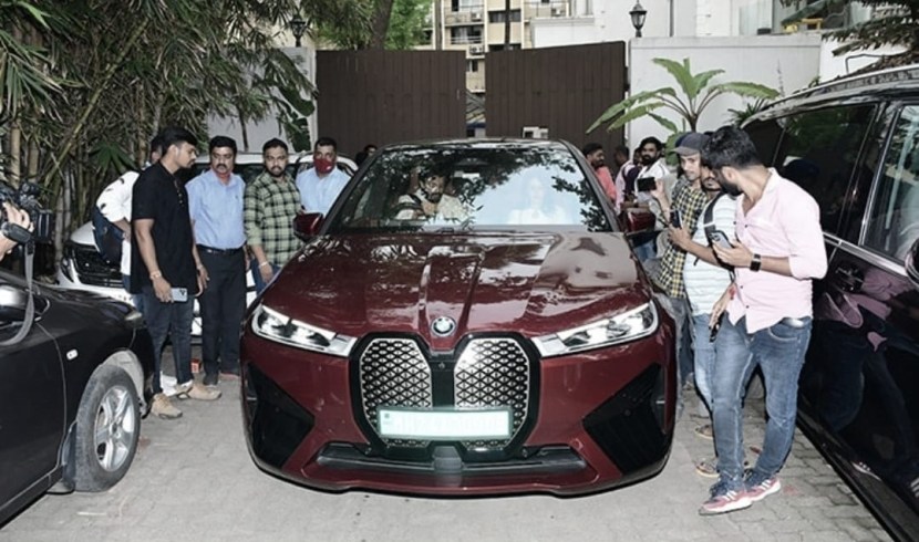 या इलेक्ट्रिक गाडीचे नाव BMW iX असून या आलिशान कारची किंमत सुमारे १.४३ कोटी आहे.