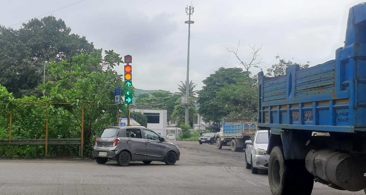 Navi Mumbai drivers confused that all three lights of signal were same time thane belapur tarffic police