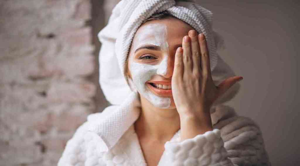 Skin Care Routine : वयाच्या चाळीशीनंतरसुद्धा चेहऱ्यावर ग्लो दिसण्यासाठी करा ‘हे’ उपाय