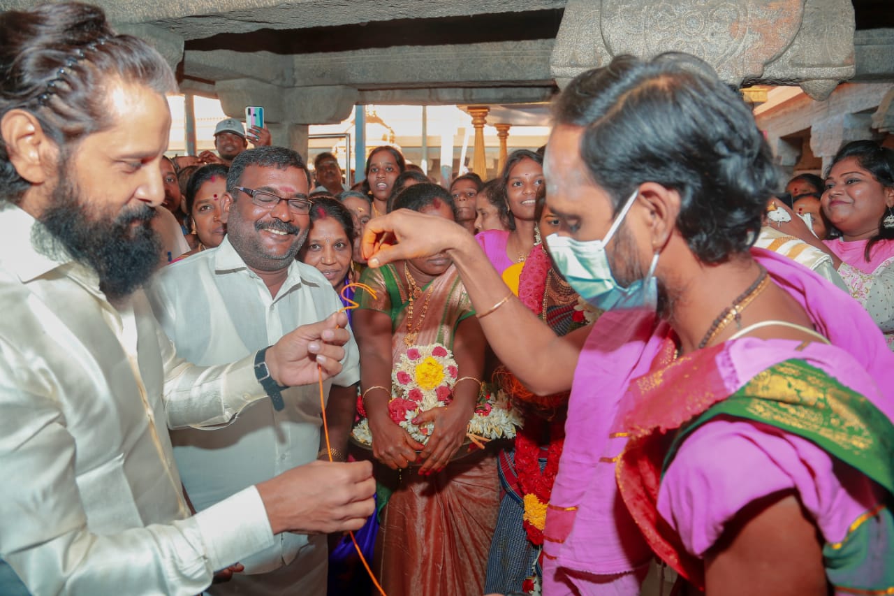 south indian superstar Chiyaan Vikram attends household helper sons wedding photo viral