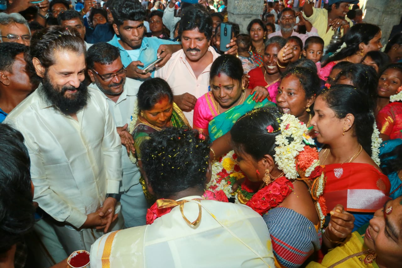 south indian superstar Chiyaan Vikram attends household helper sons wedding photo viral