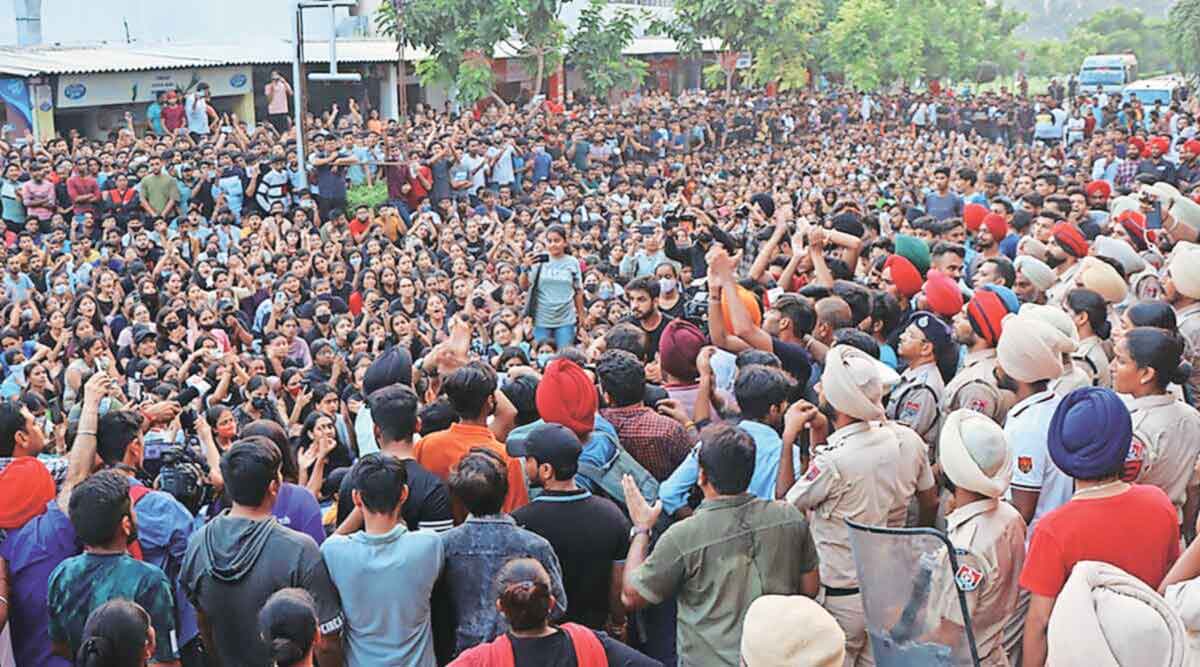 विद्यार्थिनींच्या आक्षेपार्ह चित्रफिती तयार करण्यात आल्याची आणि त्या प्रसारित केल्याच्या कथित प्रकारावरून तेथील विद्यार्थ्यांनी रविवारी तीव्र निदर्शने केली