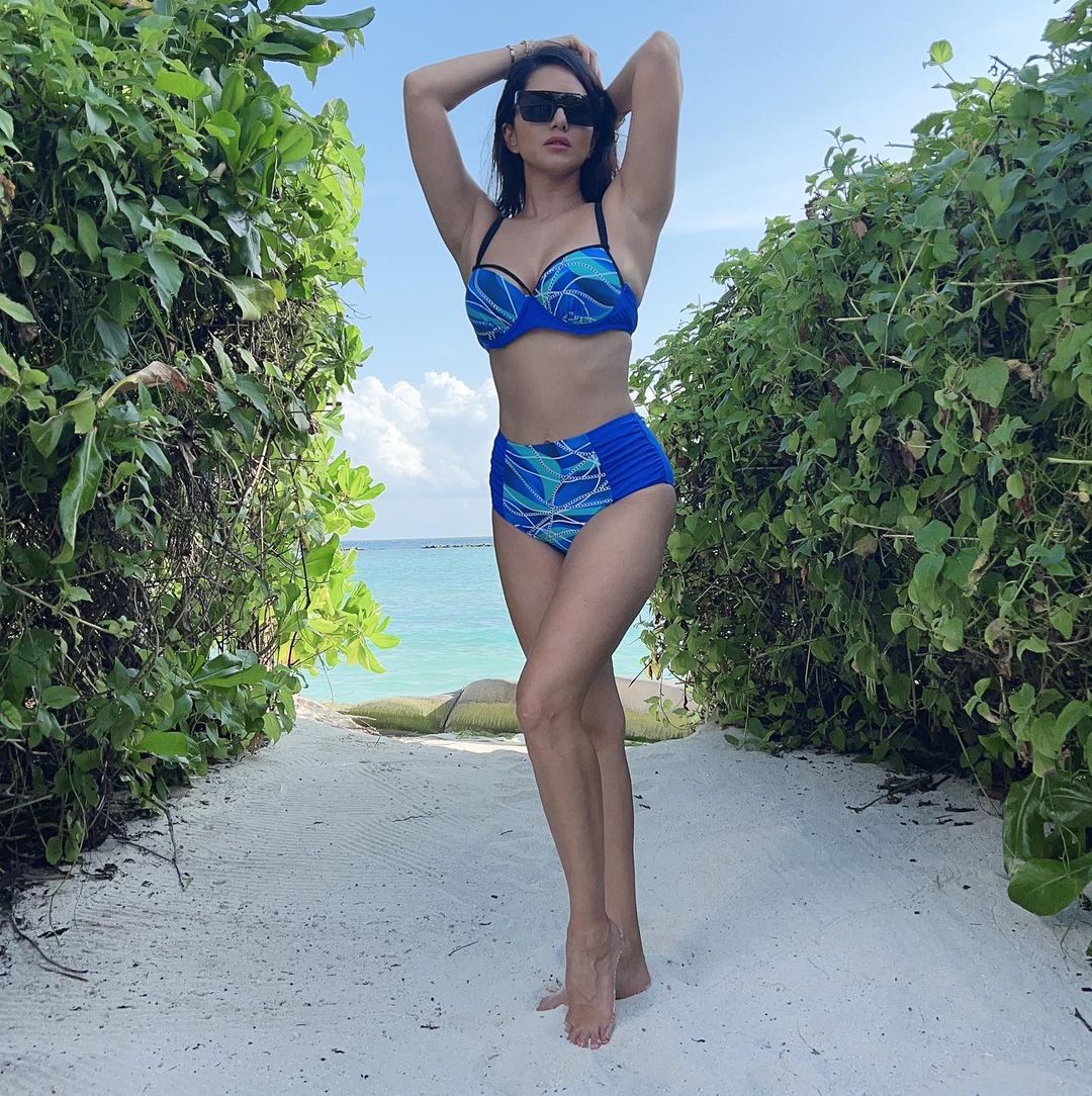 sunny leone maldives vacation bikini look photos seeking attention