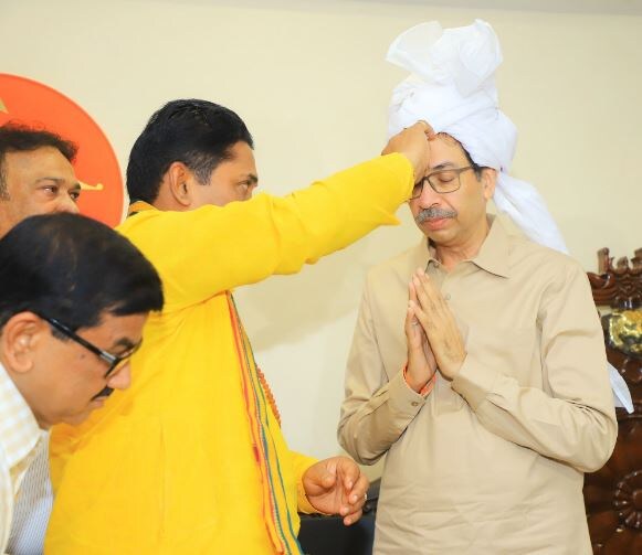 uddhav thackeray and mahant sunil maharaj