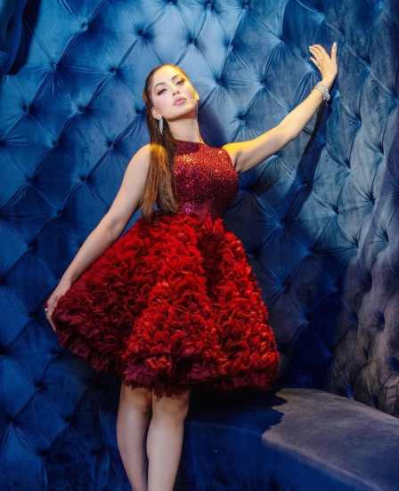 विदेशी ब्रँड 'एटेलियर जुहरा'चा लाल रंगाचा ड्रेस तिने परिधान केला होता. या लाल रंगाच्या ड्रेसने तिच्या सौंदर्यात भर घातली होती.
