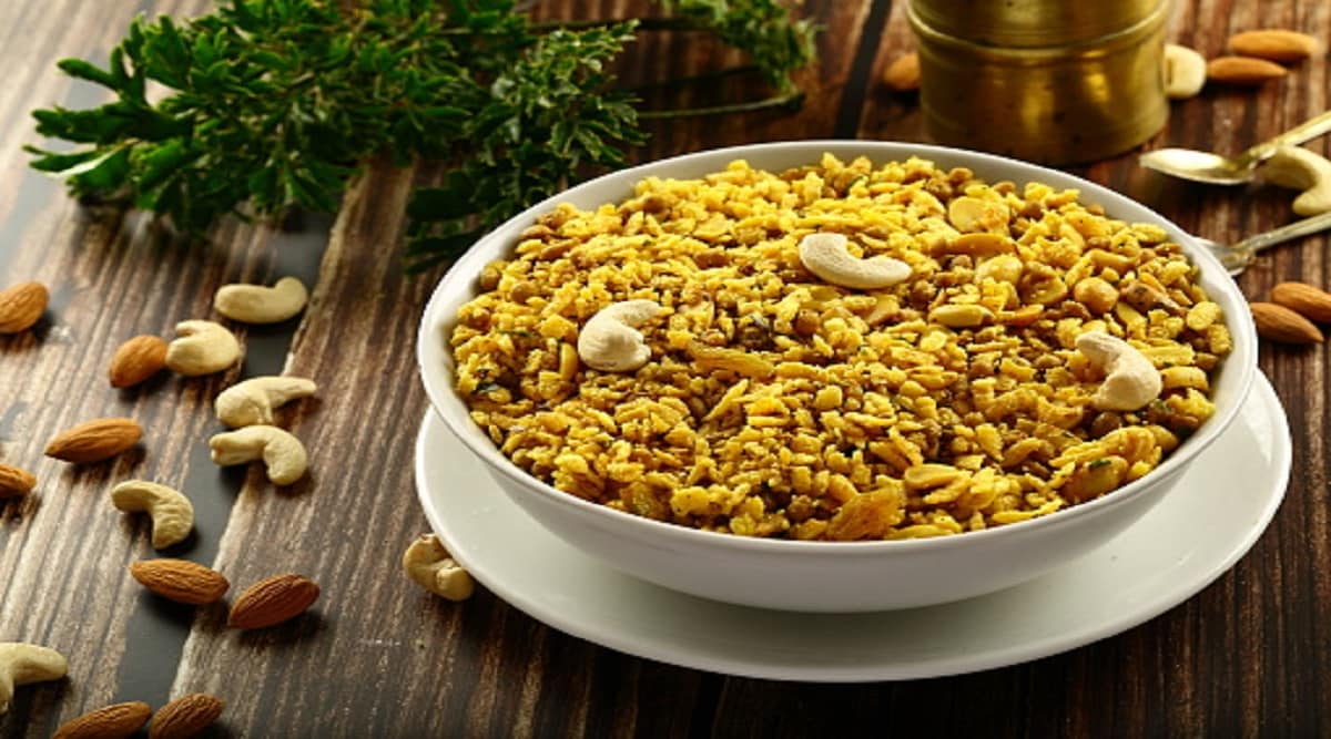 दिवाळीच्या फराळाचे अति प्रमाणात सेवन करणे ही अयोग्यच असते.