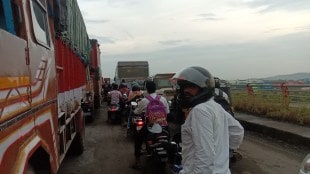 Heavy traffic over Khoptakhadi bridge