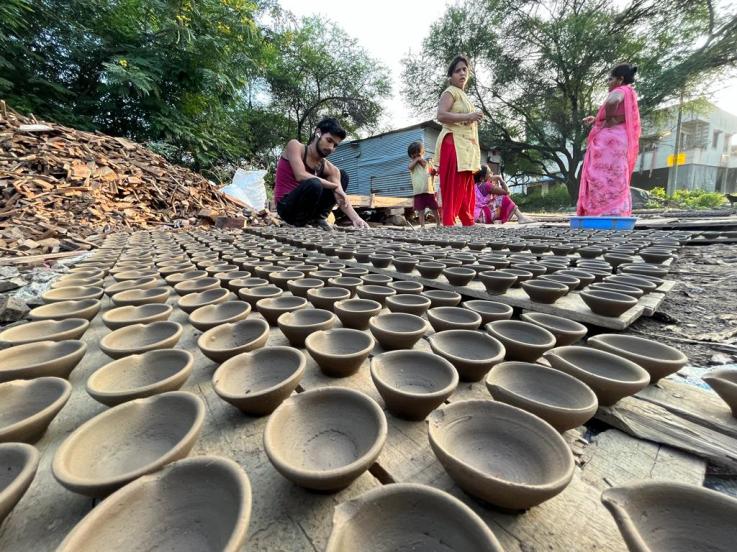 पुण्यातील कुंभारवाड्यात कारागिरांकडून दिवाळीसाठी लागणाऱ्या पणत्या आणि मुर्त्या बनवण्याचे काम जोरात सुरु आहे.