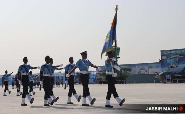 त्तपूर्वी चंदीगडमधील सुखना तलावावर वायू दलाकडून संचलनासह साहसी प्रात्यक्षिक सरावाचे आयोजन करण्यात आलं होतं.