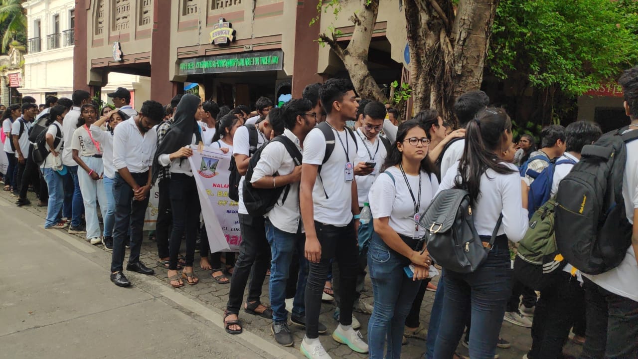 संविधानातील ४७ कलमाच्या प्रतिकृतीचे सन्मानचिन्ह मान्यवरांना देऊन सन्मानित करण्यात आले.