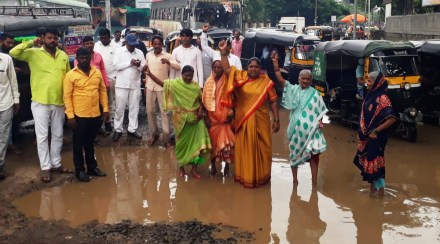 Deputy Mayor protest by going down in the pit for road repair