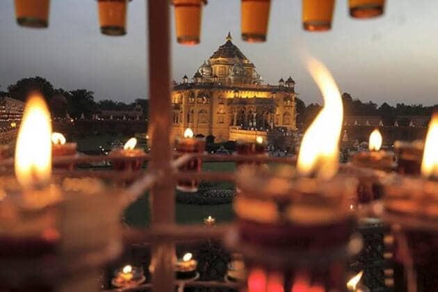 रविवारी दिवाळीच्या पूर्वसंध्येला गांधीनगरमधील अक्षरधाम मंदिर विलोभनीय दिसत होते. (फोटो: पीटीआय)