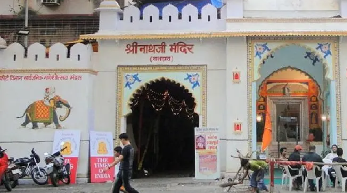 Mukesh Ambani bows down in Front of Baba Vishal Of Shreenathji Temple with Radhika Merchant 