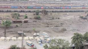 Kalyan Yard renovation will be completed in December 2025, then only local services will be improved ( Photo Courtesy - social Media )