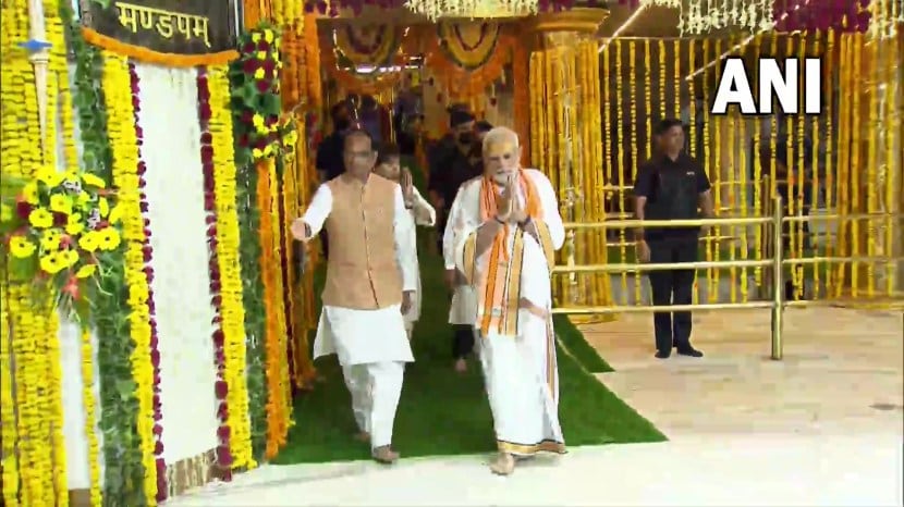 सायंकाळी सहाच्या सुमारास मोदी मंदिराच्या गर्भगृहात गेले. त्यांनी पारंपारिक धोतर परिधान केले होते आणि गमछा घातला होता.
