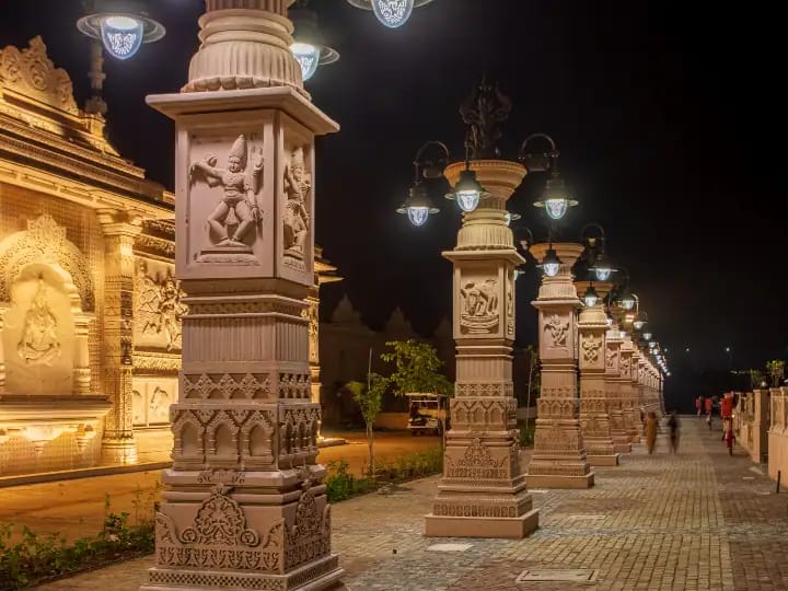 भगवान शिव, देवी सती आणि इतर धार्मिक कथांशी संबंधित सुमारे २०० शिल्पे आणि भित्तिचित्रे येथे कोरलेली आहेत.