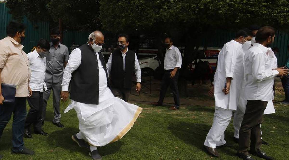 21 जुलै १९४२ साली मल्लिकार्जुन खरगे यांचा जन्म कर्नाटकमधील गरीब घरात झाला होता. सलग ९ वेळा आमदार झालेले मल्लिकार्जुन खरगे ५० वर्षांहून अधिक काळापासून राजकारण सक्रिय आहेत.
