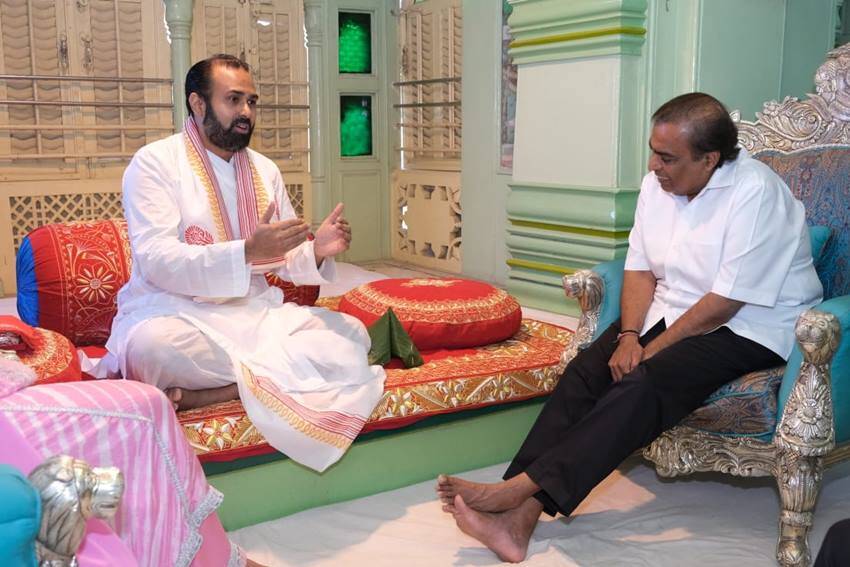 Mukesh Ambani bows down in Front of Baba Vishal Of Shreenathji Temple with Radhika Merchant 