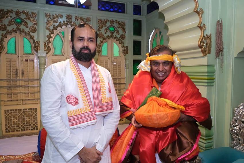 Mukesh Ambani bows down in Front of Baba Vishal Of Shreenathji Temple with Radhika Merchant 