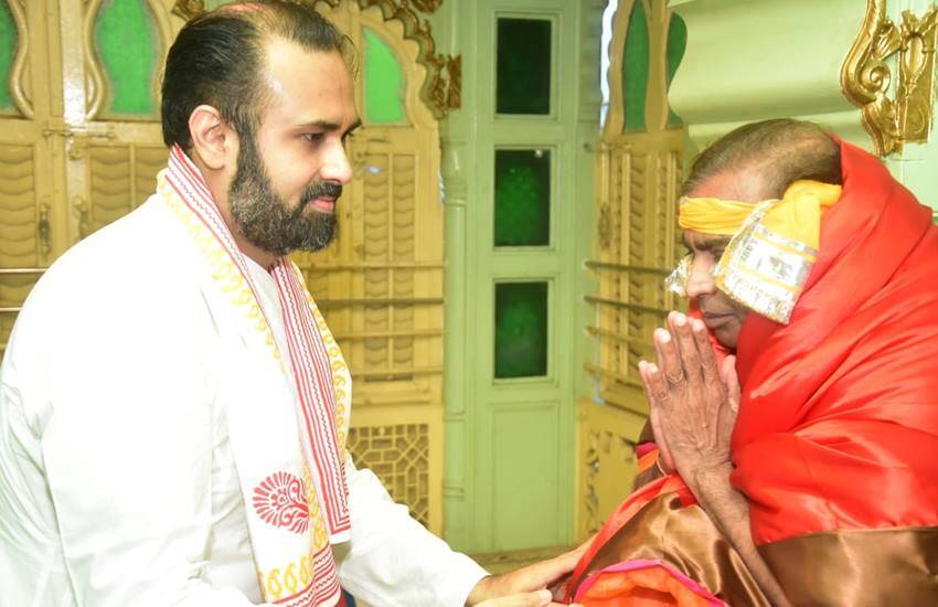 Mukesh Ambani bows down in Front of Baba Vishal Of Shreenathji Temple with Radhika Merchant 