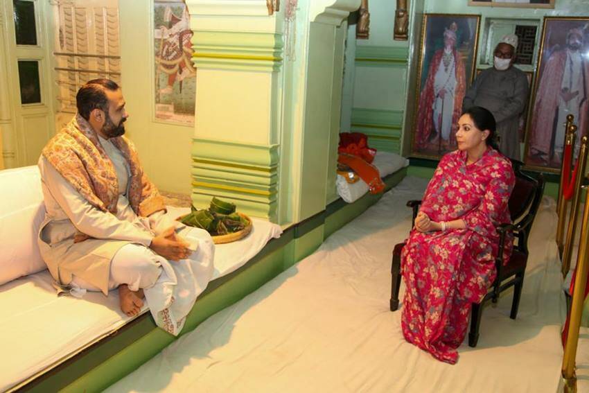 Mukesh Ambani bows down in Front of Baba Vishal Of Shreenathji Temple with Radhika Merchant 