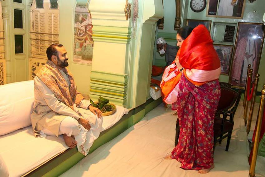 Mukesh Ambani bows down in Front of Baba Vishal Of Shreenathji Temple with Radhika Merchant 