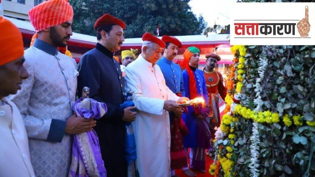 शाही दसऱ्याला आर्थिक मदतीद्वारे शिंदे-फडणवीस सरकारचा कोल्हापूरच्या छत्रपती घराण्याशी राजकीय सलगीचा प्रयत्न