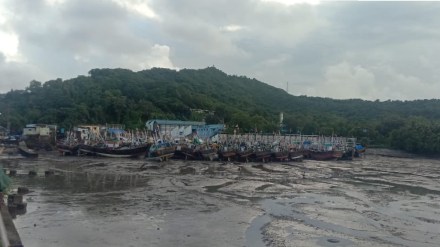 Even after spending 4 crores the Mora port has again into mud mumbai uran