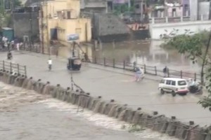 heavy rainfall chalisgaon bridge under water farm labour death lightning jalgaon