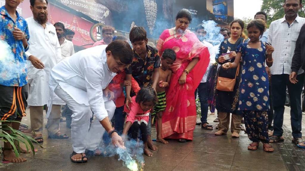 Congress leader Aba Bagul celebrated Diwali with childrens pune