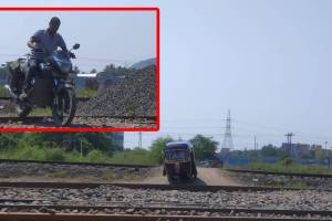 Dangerous journey for travellers on railway tracks nerul to uran navi mumbai