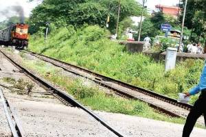 1,900 people lost their lives crossing the railway track central rail local train rpf mumbai