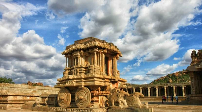 कर्नाटकातील प्राचीन हम्पी शहरातील कलाकृतींचे छायाचित्र आपल्याला ५० च्या नोटेवर पाहायला मिळते. या शहरात २५० प्राचीन मंदिरं आणि घरं आहेत. या शहरात जवळपास ५०० प्राचीन स्मारकं असून 'यूनेस्को'ने (UNESCO) जागतिक वारसास्थळ म्हणून या ठिकाणाला घोषित केले आहे.