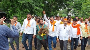 shivsena march on collector office for damage soybeans in buldhana