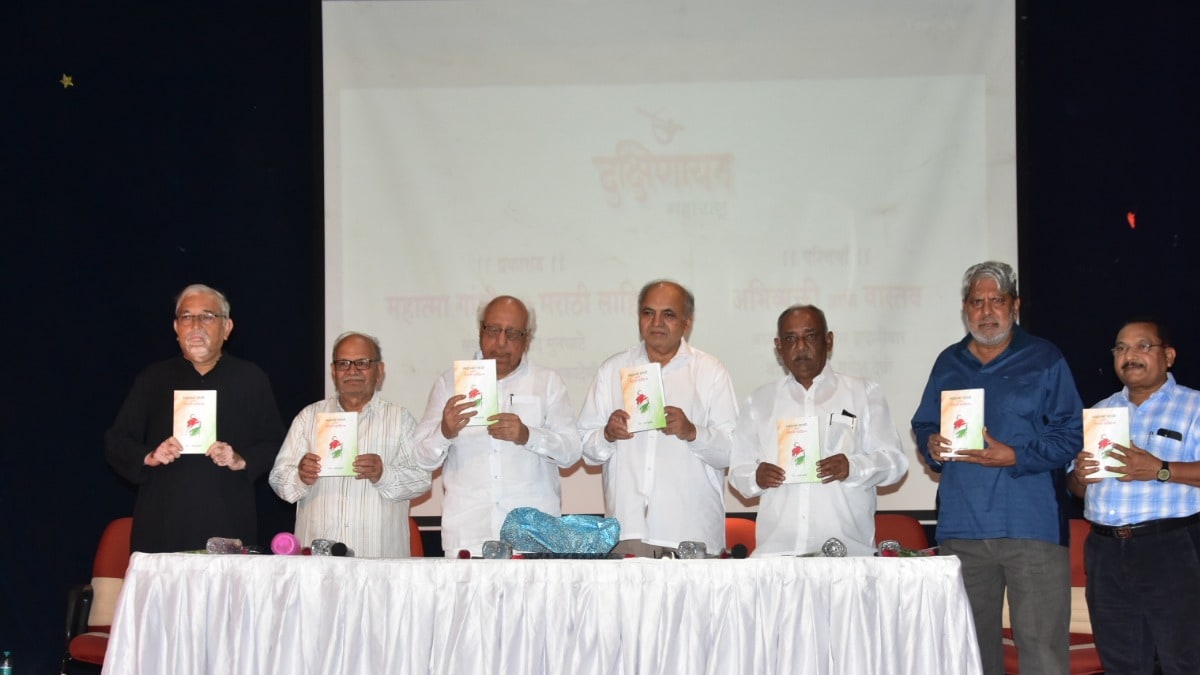 Prof Suresh Dwadashiwar said high caste writer is loved savarkar and was anti gandhi