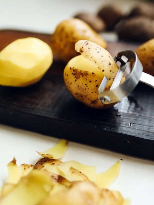 Potato Peels वाचा बटाट्याच्या सालीचे फायदे